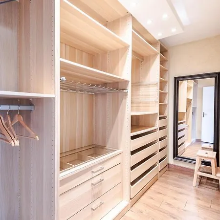 Sous Le Feu Des Projecteurs Apartment Tours